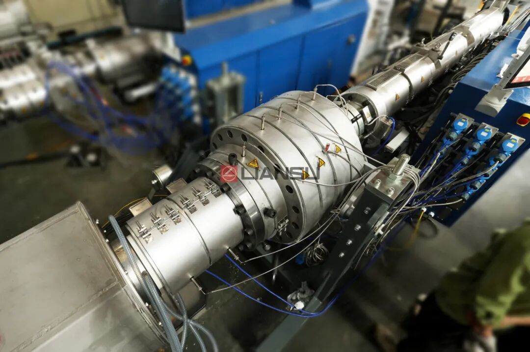 1760433482115877.jpg pipe head or PVC High-Speed Pipe Extrusion line.jpg