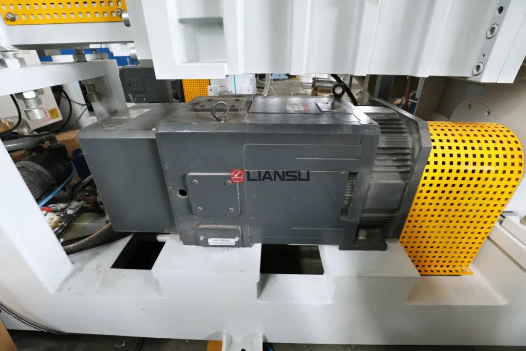 1760433493309380.jpg Servo-controlled haul-off and cutting systems for pvc extrusion line.jpg